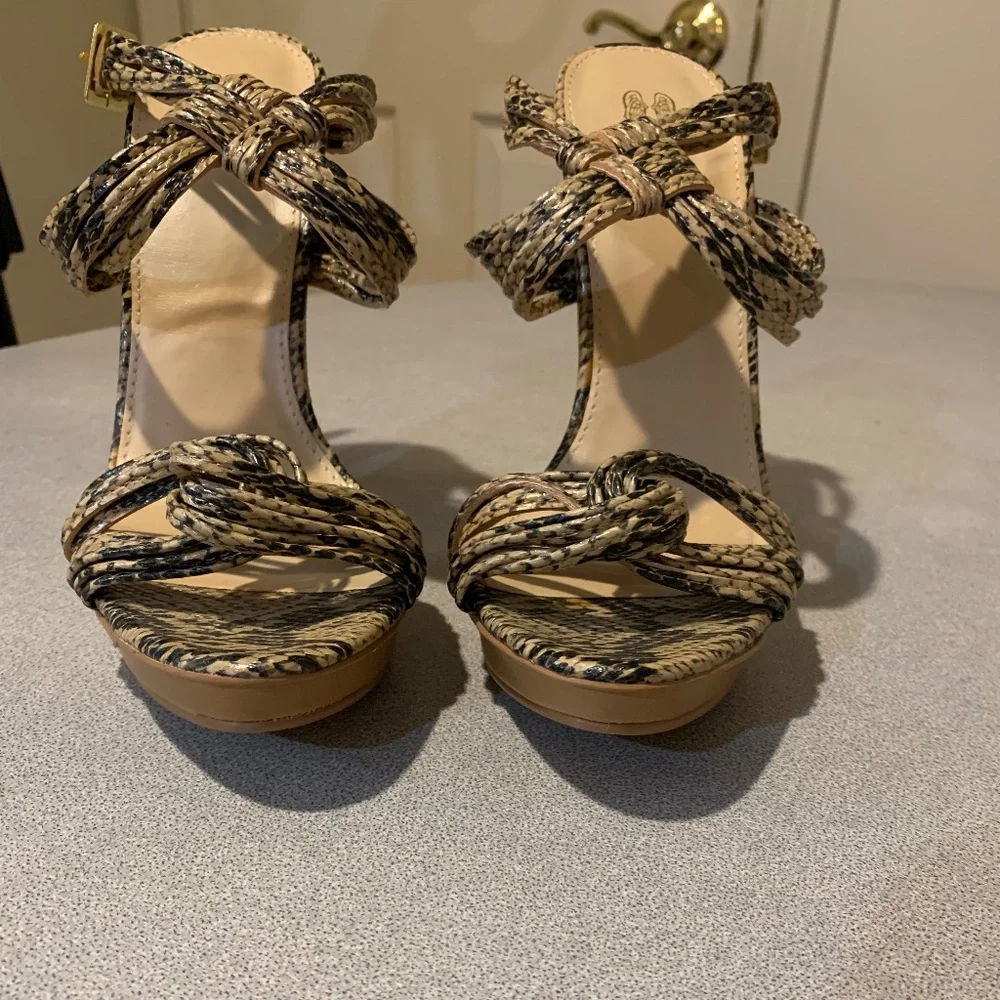 NWOB Victoria’s Secret Tan/Black Snakeprint Platform High Sandals sz 8.5 B